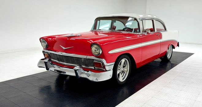 Chevrolet 150 2-Door Sedan Rouge de 1956