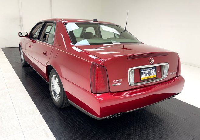 Cadillac Coupe DeVille 4 Door Sedan Rouge de 2004