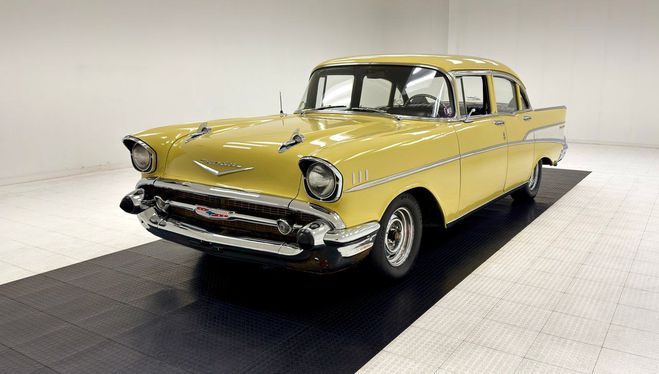 Chevrolet Bel Air 4 Door Sedan Jaune de 1957