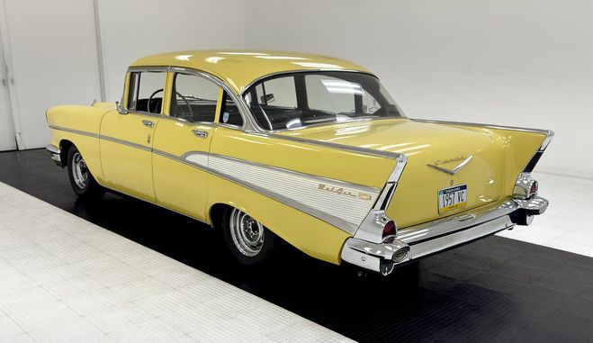 Chevrolet Bel Air 4 Door Sedan Jaune de 1957