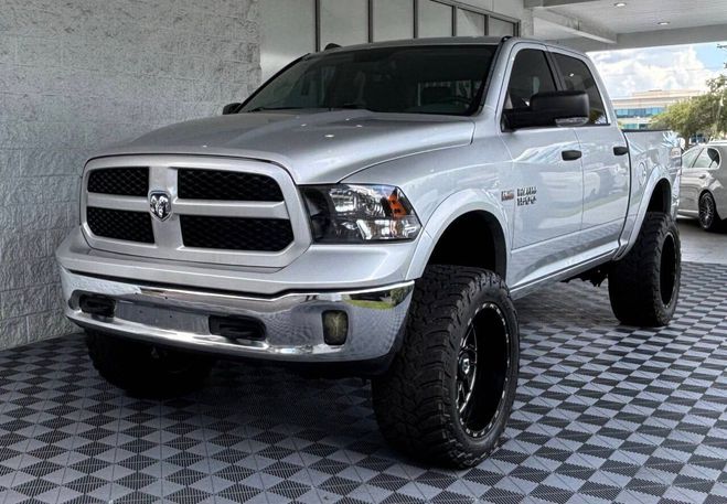 Dodge Ram 1500 Outdoorsman 4x4 4dr Crew Cab 5.5 ft Gris Argent de 2013