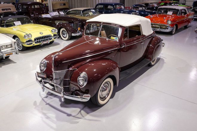 Ford Deluxe Convertible Coupe Bordeaux de 1940