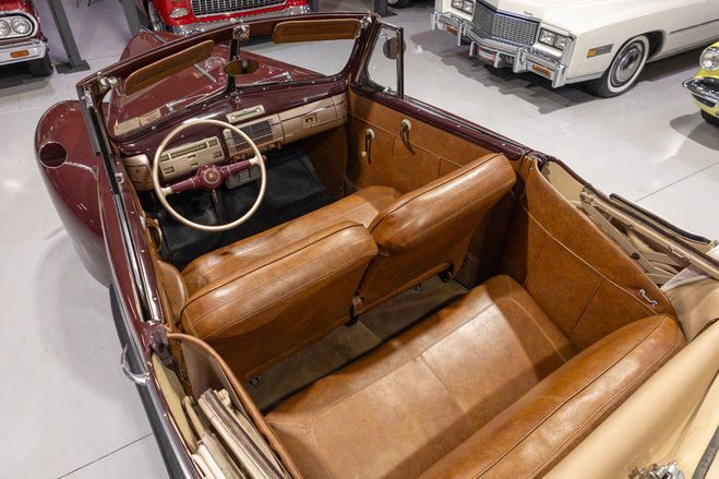 Ford Deluxe Convertible Coupe Bordeaux de 1940
