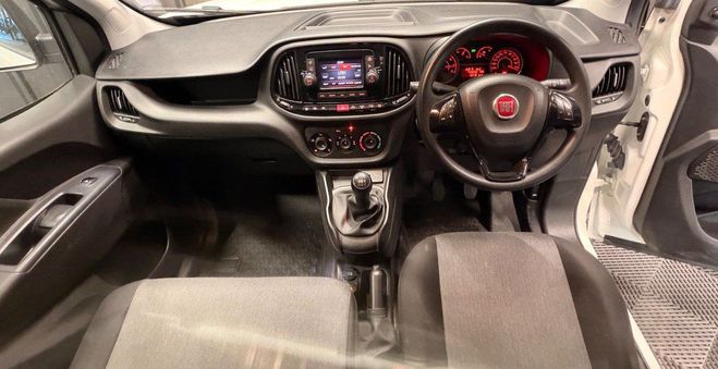 Fiat Doblo vu fourgon cargo 1.3 mjt 95 radar de rec Noir de 2021