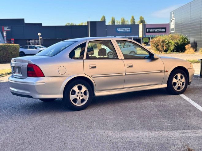 Opel Vectra 1.8l 16v 115ch premiere main entretient  GRIS de 1999