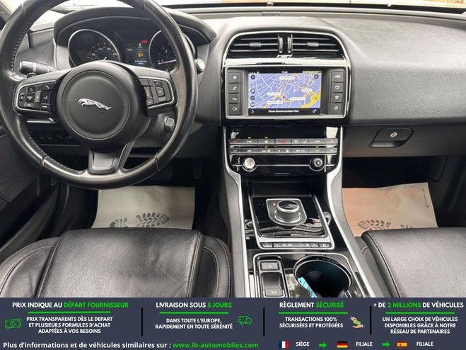 Jaguar XE 180 ch BVA Rouge M�tallique de 2017