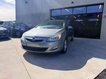  Voir d&eacute;tails -Opel Astra Sports Tourer 1.3 CDTi &agrave; Cuesmes (70)