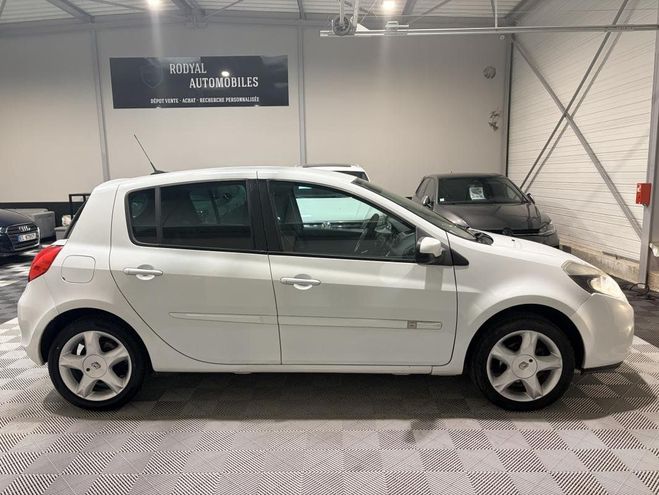 Renault Clio III 5 Portes Phase 2 1.6 i 16V 128 cv  de 2009