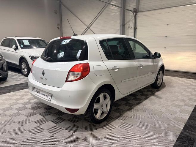 Renault Clio III 5 Portes Phase 2 1.6 i 16V 128 cv  de 2009