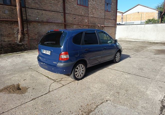 Renault Megane Lot de 2 vehicules exclusivement pour le Bleu de 2001
