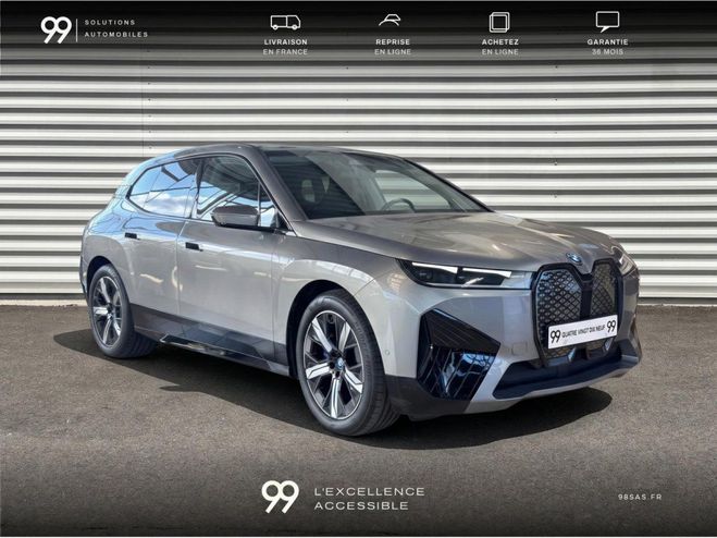 BMW IX xDrive 40 Pack Sport _ 1�re main_ 2023_  GRIS de 2023