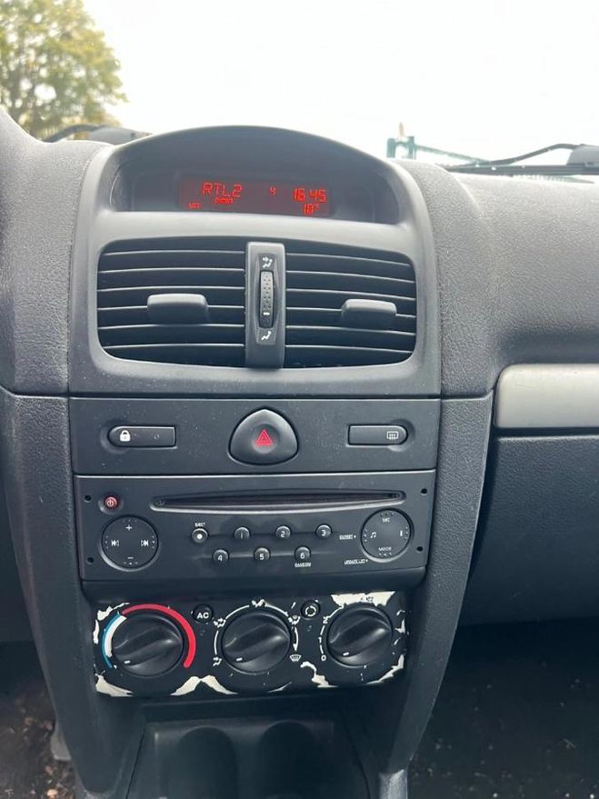 Renault Clio II (2) CAMPUS 1.2 16V 75 AUTHENTIQUE Blanc de 2005