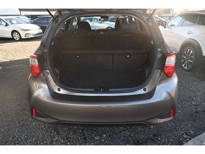 Toyota Yaris HYBRIDE 100h Gris de 2017