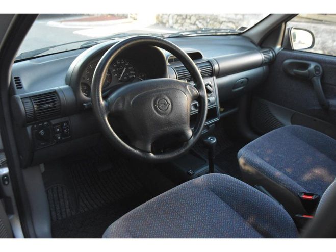 Opel Corsa 1.4i 16V - 90 - BVA B 1993 BERLINE Viva  GRIS de 1995
