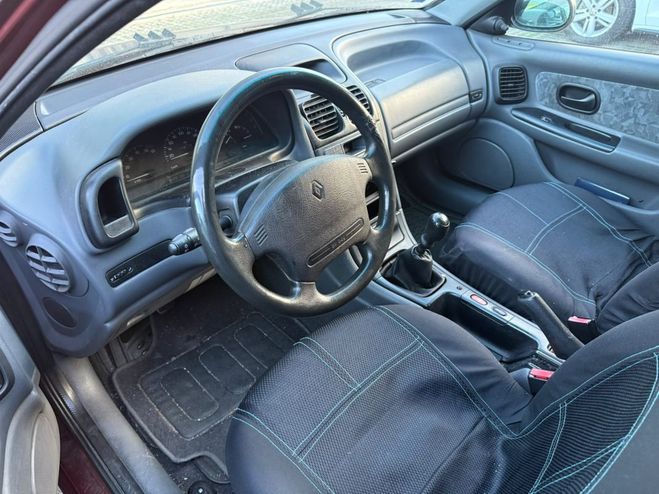 Renault Laguna 2.2 d 85 Cv Rouge Fonc� M�tallis� de 1995