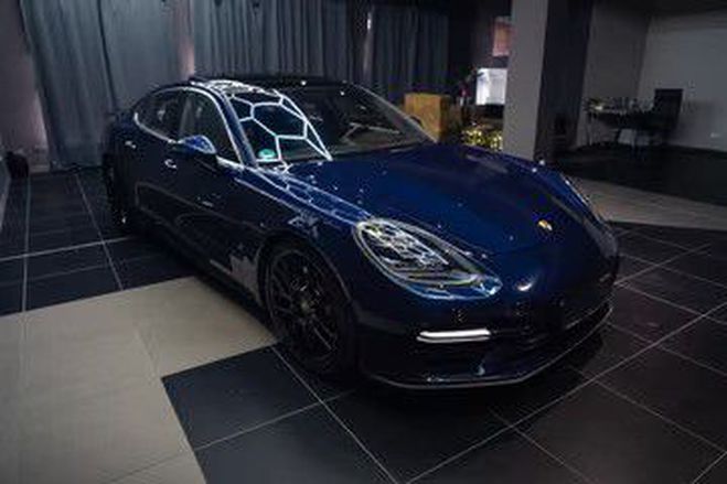 Porsche Panamera Turbo - Pack Sport Chrono bleu de 2016