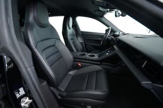 Porsche Taycan 4 Cross Turismo 4x4 �lectrique noir de 2022
