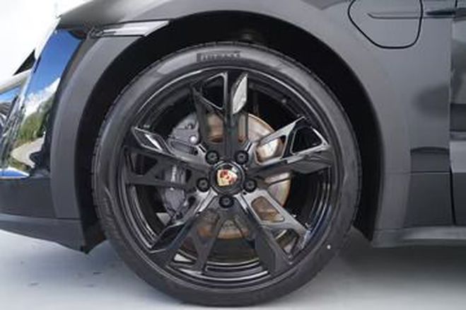 Porsche Taycan 4 Cross Turismo 4x4 �lectrique noir de 2022