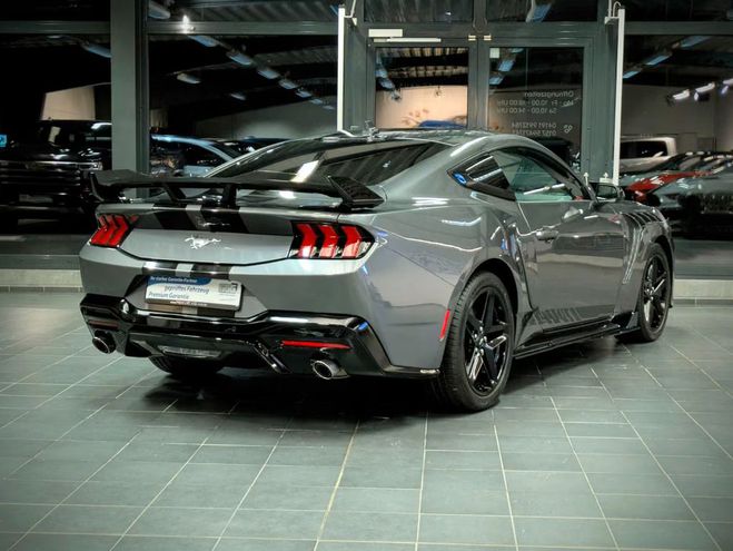 Ford Mustang Dark Horse gris de 2025