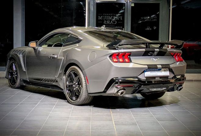 Ford Mustang Dark Horse gris de 2025