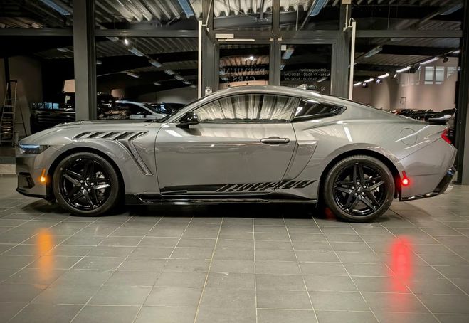 Ford Mustang Dark Horse gris de 2025