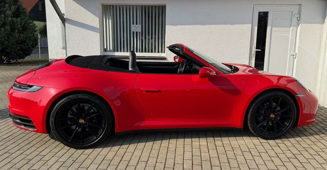 Porsche 911 (992) Carrera Cabriolet rouge de 2020