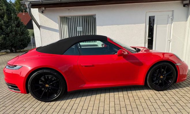 Porsche 911 (992) Carrera Cabriolet rouge de 2020