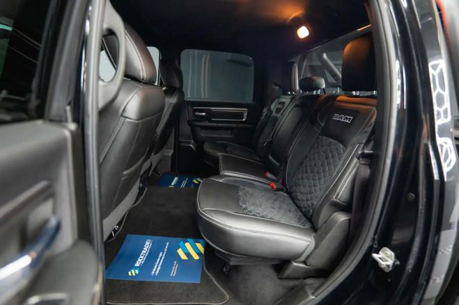Dodge Ram 5.7 V8 HEMI 4x4 Off-Road Night Package - noir de 2022