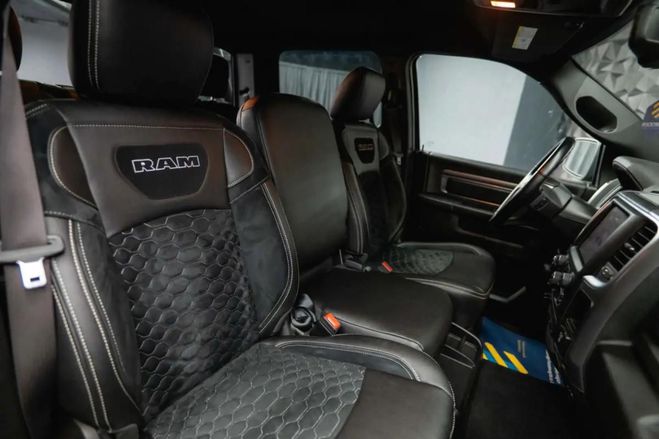 Dodge Ram 5.7 V8 HEMI 4x4 Off-Road Night Package - noir de 2022