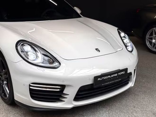 Porsche Panamera GTS blanc de 2014