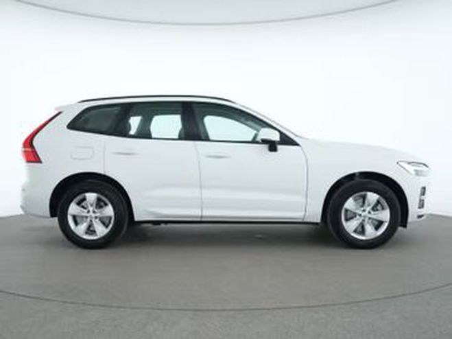 Volvo XC60 Momentum blanc de 2022