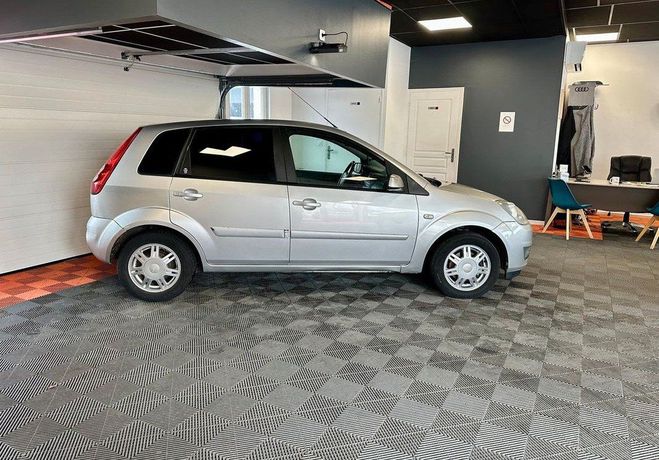 Ford Fiesta 1.4i 80cv ghia 5 portes Gris de 2003