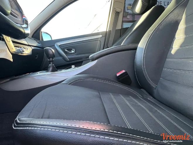 Renault Laguna III (2) 1.5 DCI 110 CHV 109G BLACK EDITI Noir de 2011